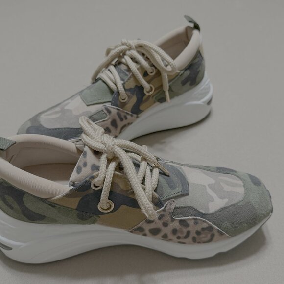 Steve Madden Women's CLIFF Sneakers, Camouflage w/ gold chrome accents, Size 7 - Picture 3 of 9